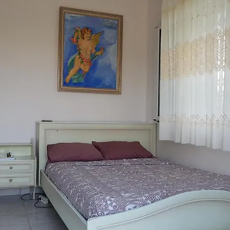 Silver Raches, Sky Kouvéla